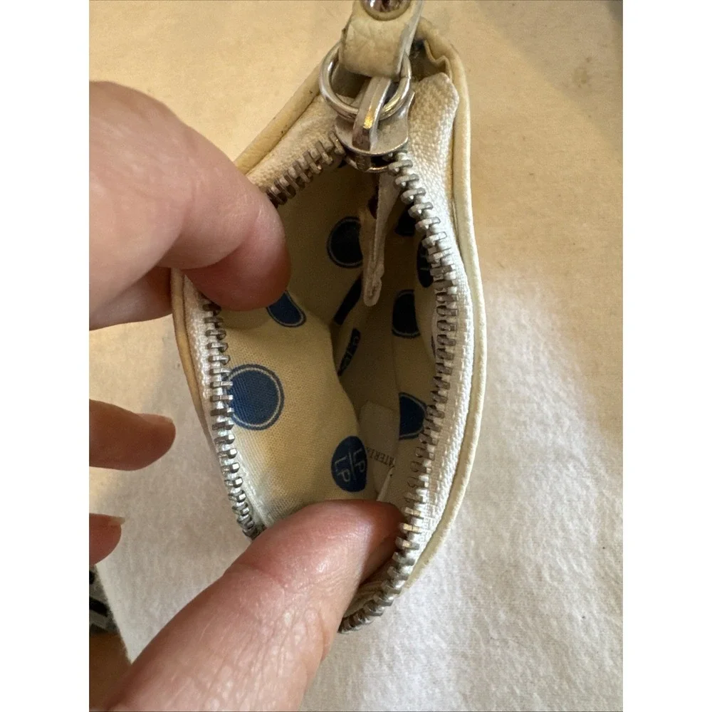 Akademiks purse measures