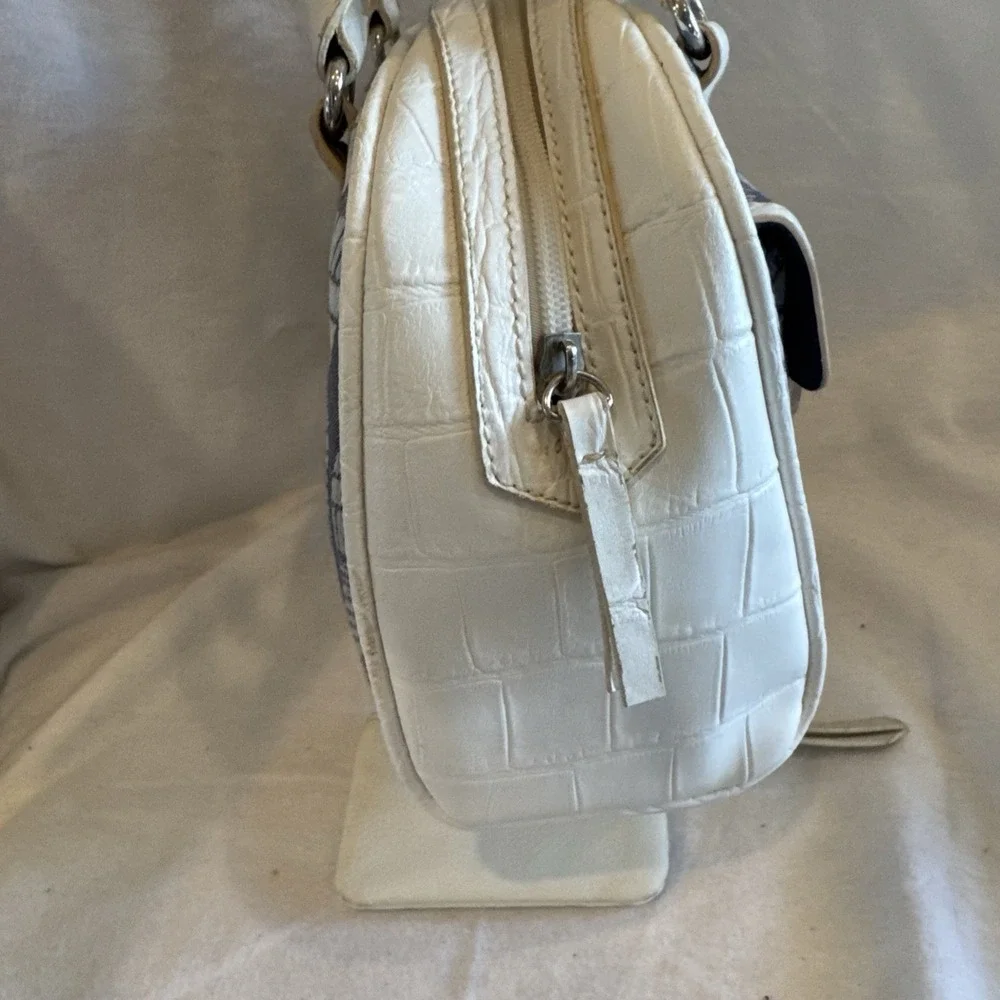 Akademiks purse measures