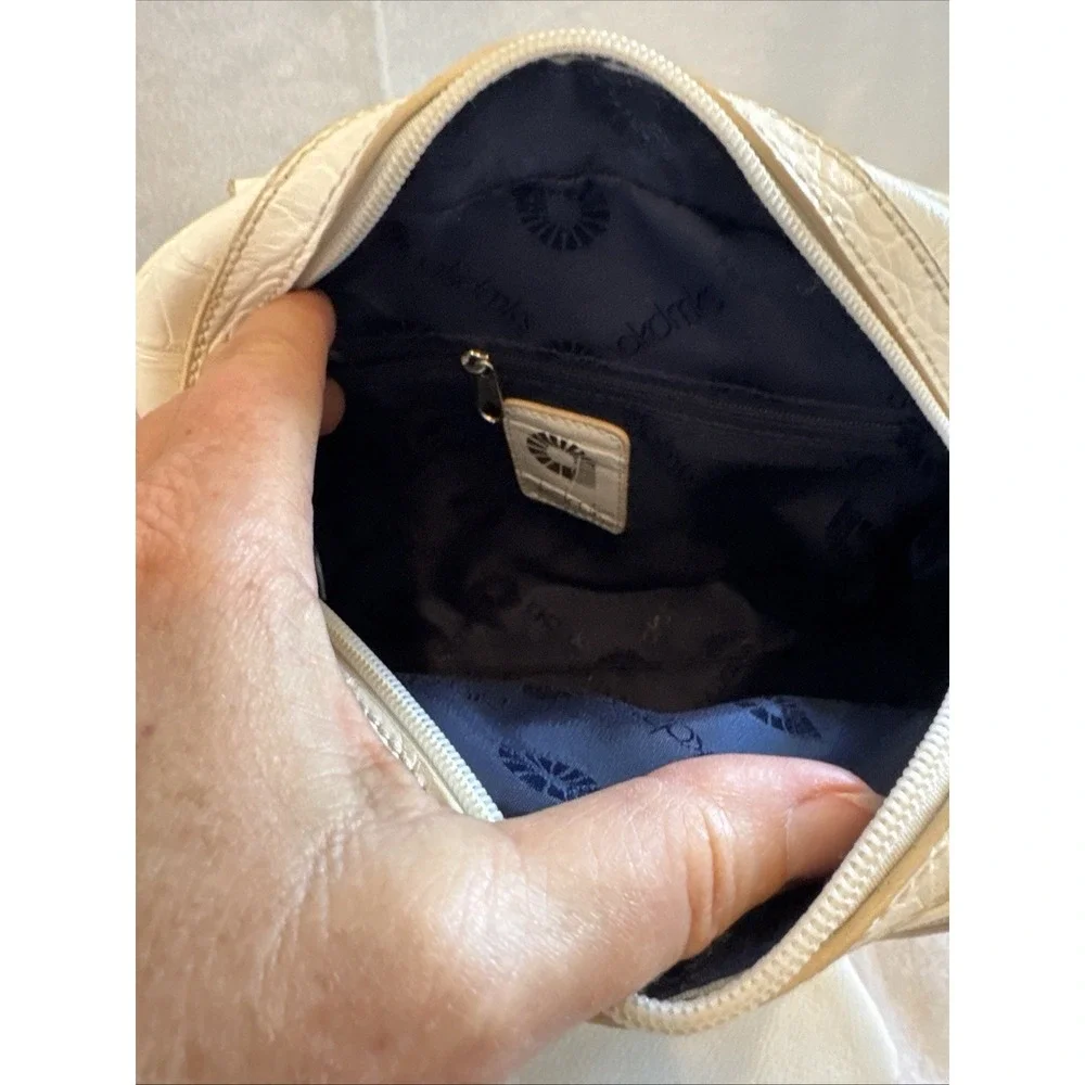 Akademiks purse measures
