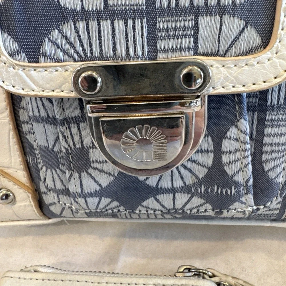 Akademiks purse measures