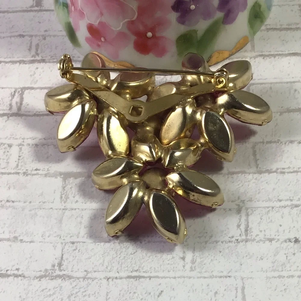 N/A petals pin vintage