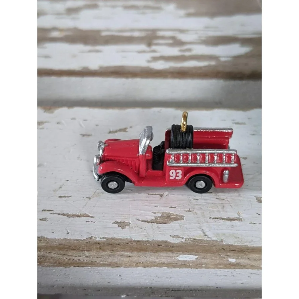 Hallmark North Pole fire‎ truck 1993 miniature Chri