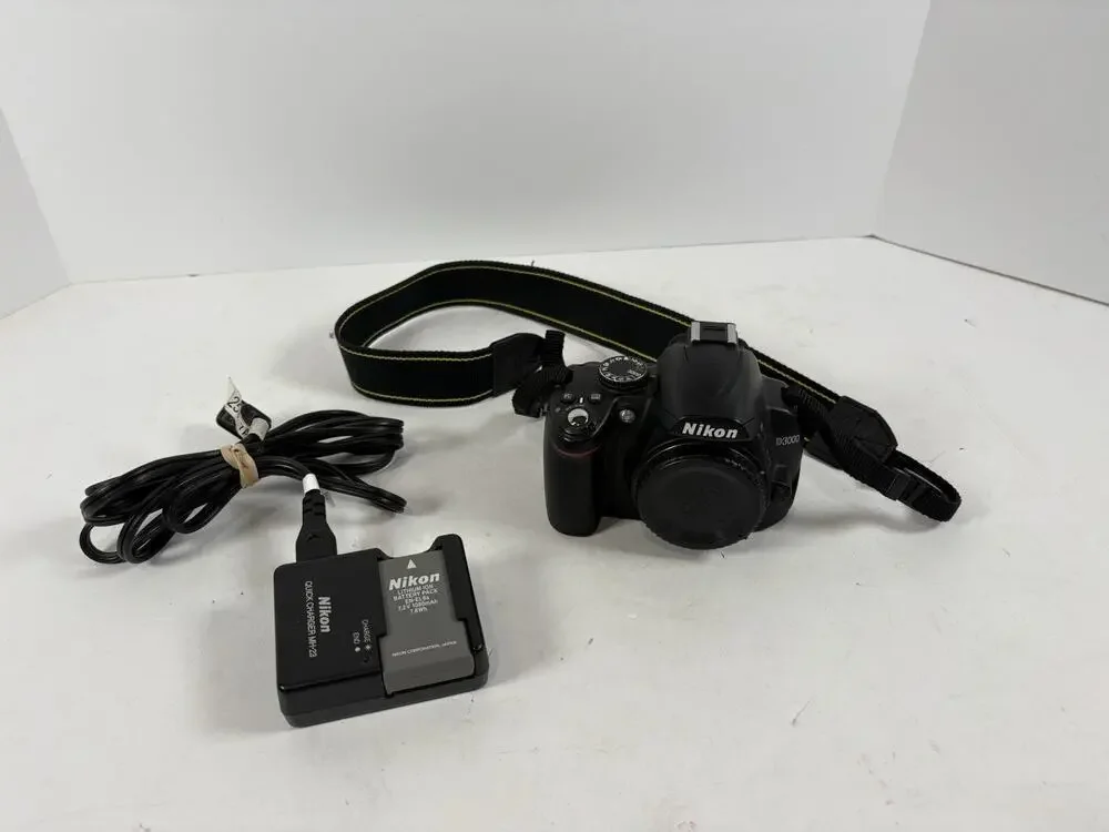 Nikon D3000 DSLR Camera Body EN-EL9 Battery Charger Strap Tested No Lens Kit