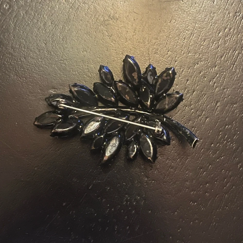 N/A back minor brooch