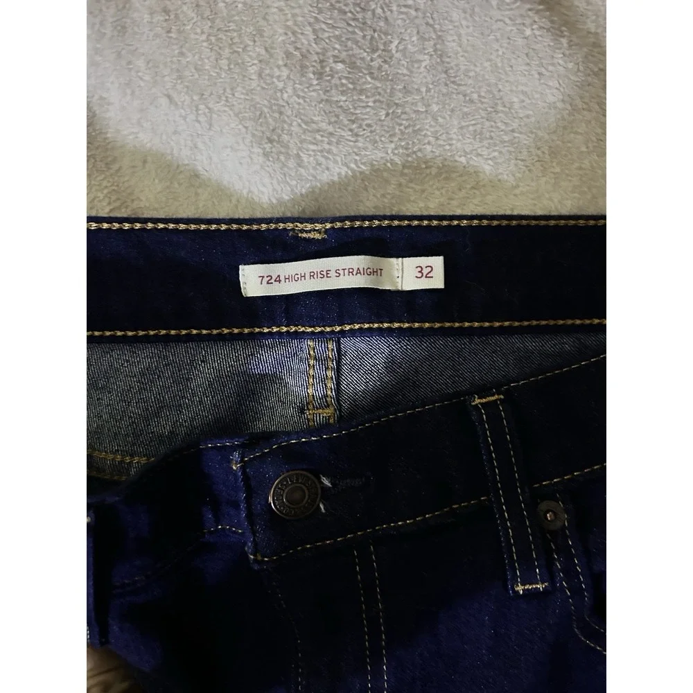 Levis excellent