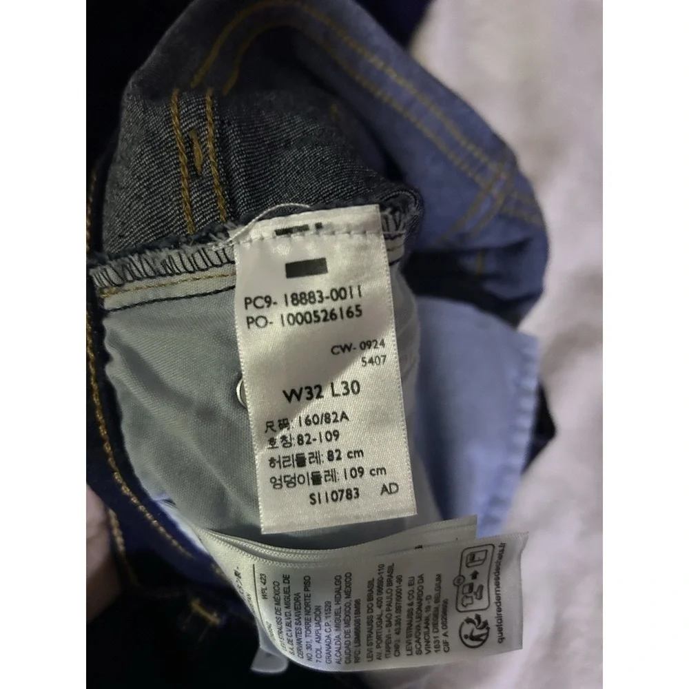 Levis excellent