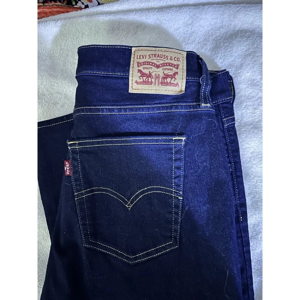 Levis excellent