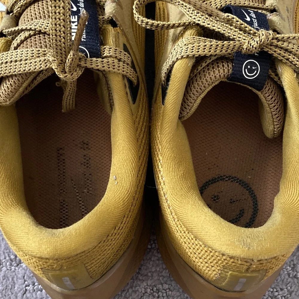 Nike Pegasus 40 Bronzine running sneakers, Sz 10.