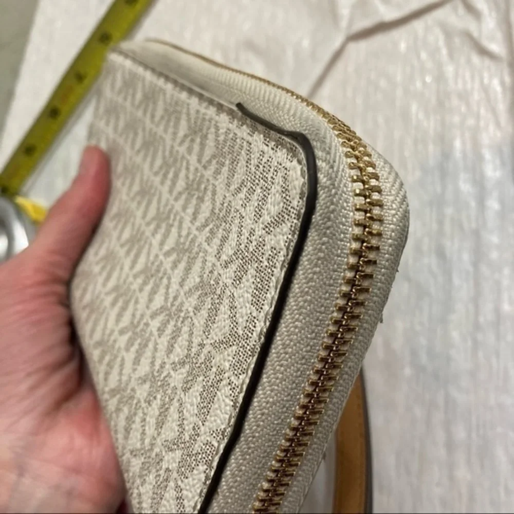 Michael Kors pealing edge