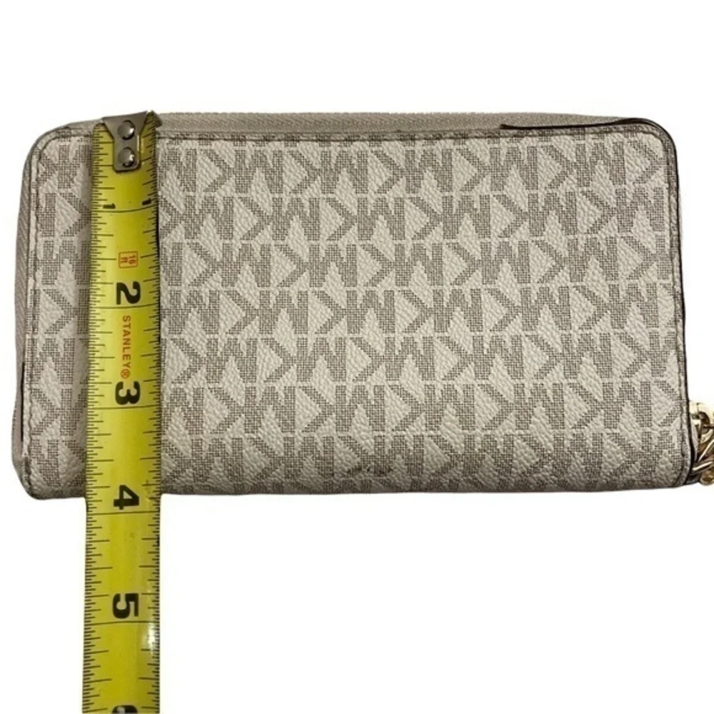 Michael Kors pealing core wear
