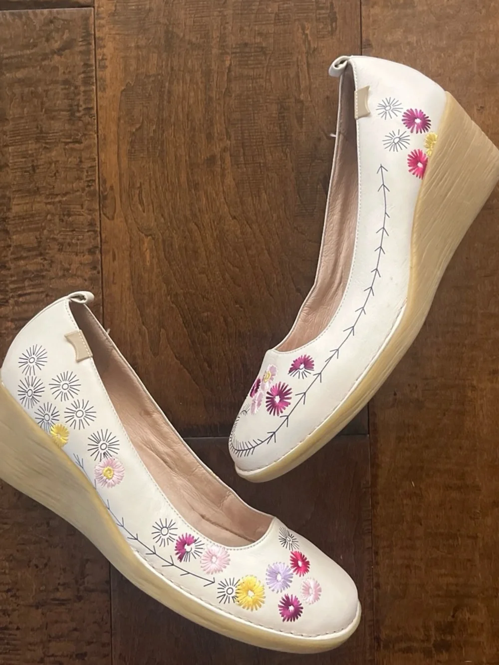 Camper ‘Twins’ white leather floral embroidered wedge pumps Sz. 40