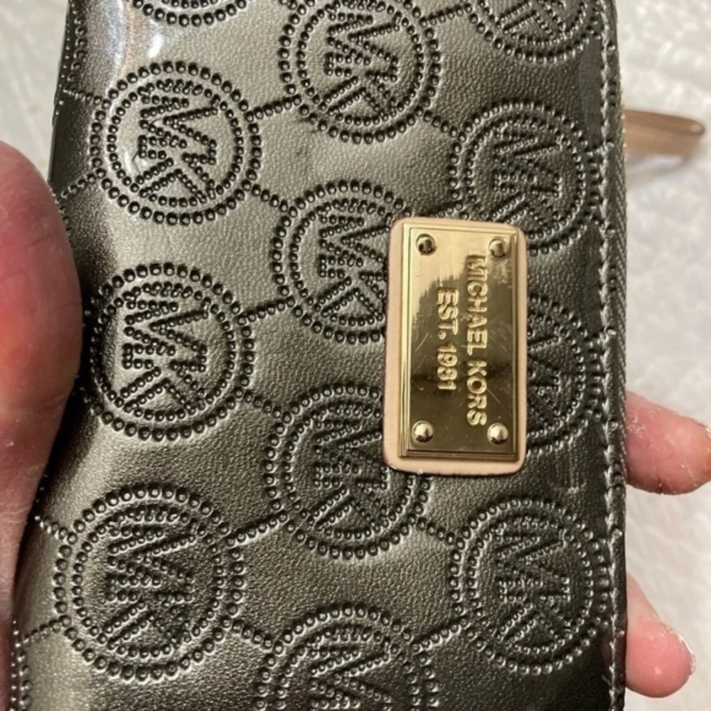 Michael kors silver logo wristlet wallet