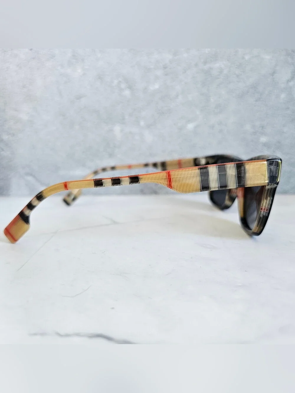 Burberry black wayfarers