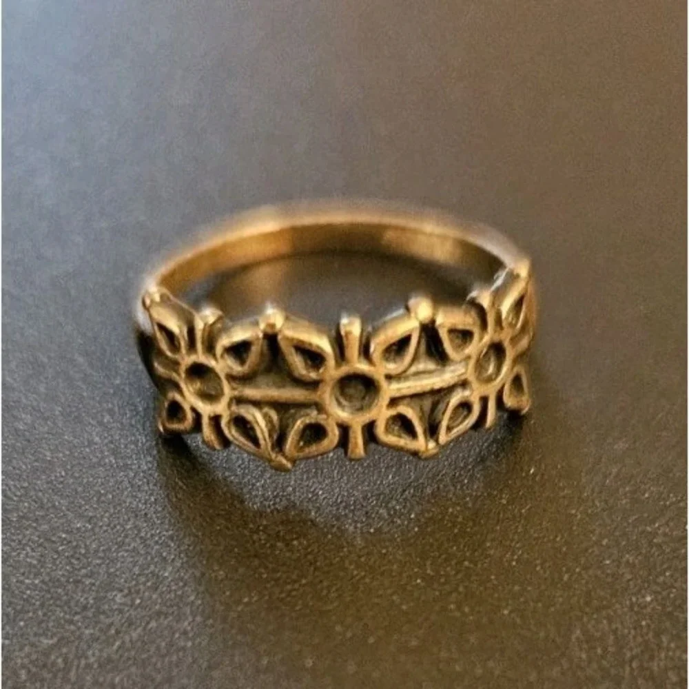 Vintage Ladies Sterling Silver Band / Floral Design (646)