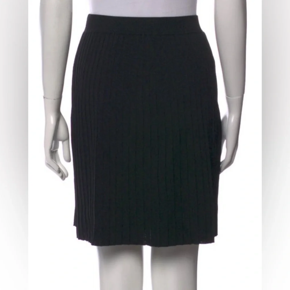 St. John chic black