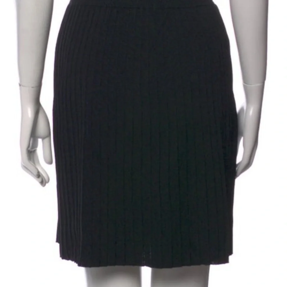 St. John chic black