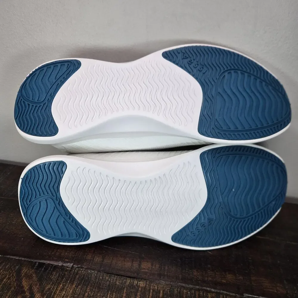 Vessi Everyday Move Slip On Mens Size 10 Waterproof Shoes Sneakers White
