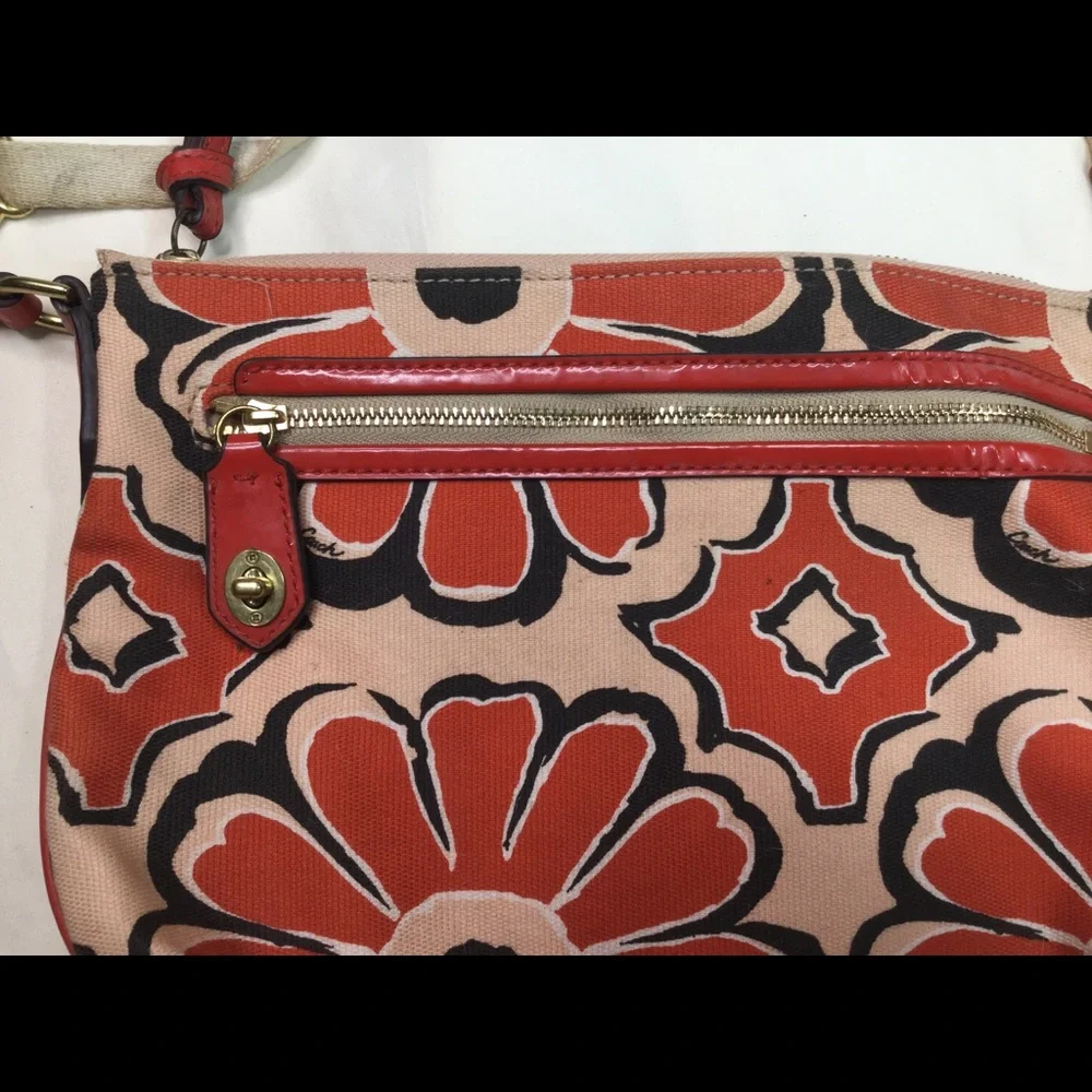 Coach swingpack slight east