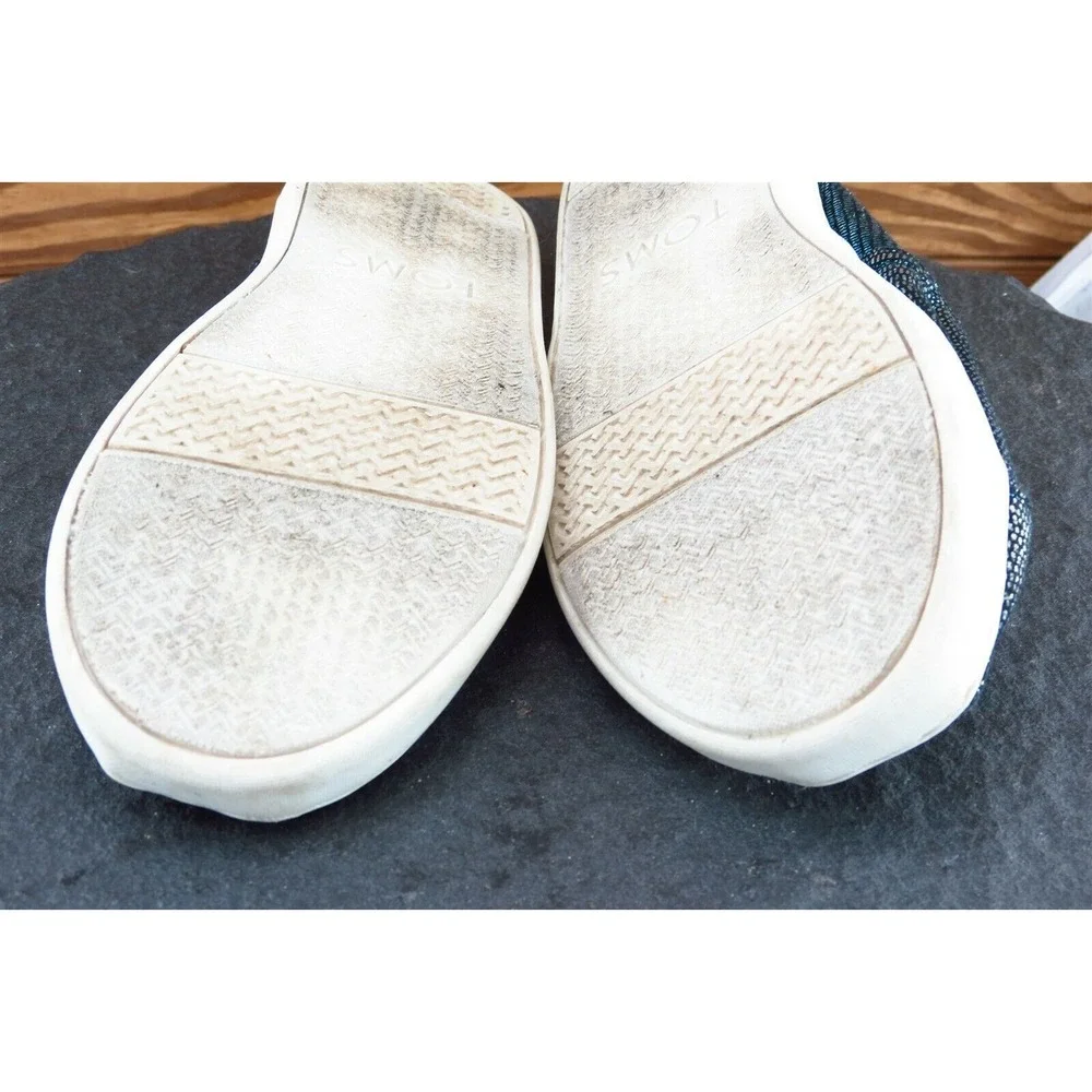 Toms width shipping