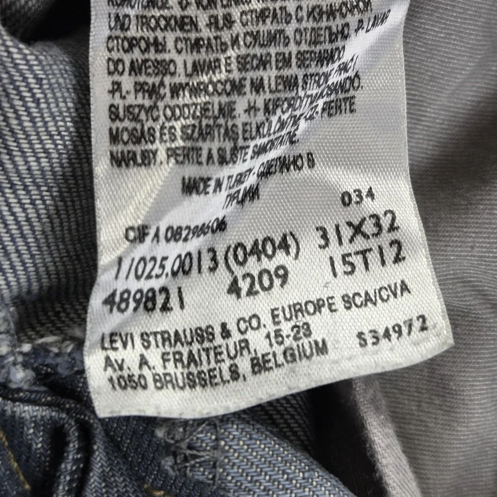 Levis 11710 important