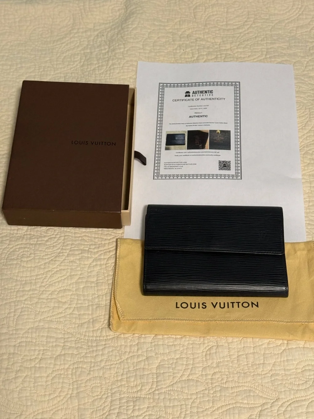 Louis Vuitton Black Epi Trifold Leather Wallet! Like New w/COA