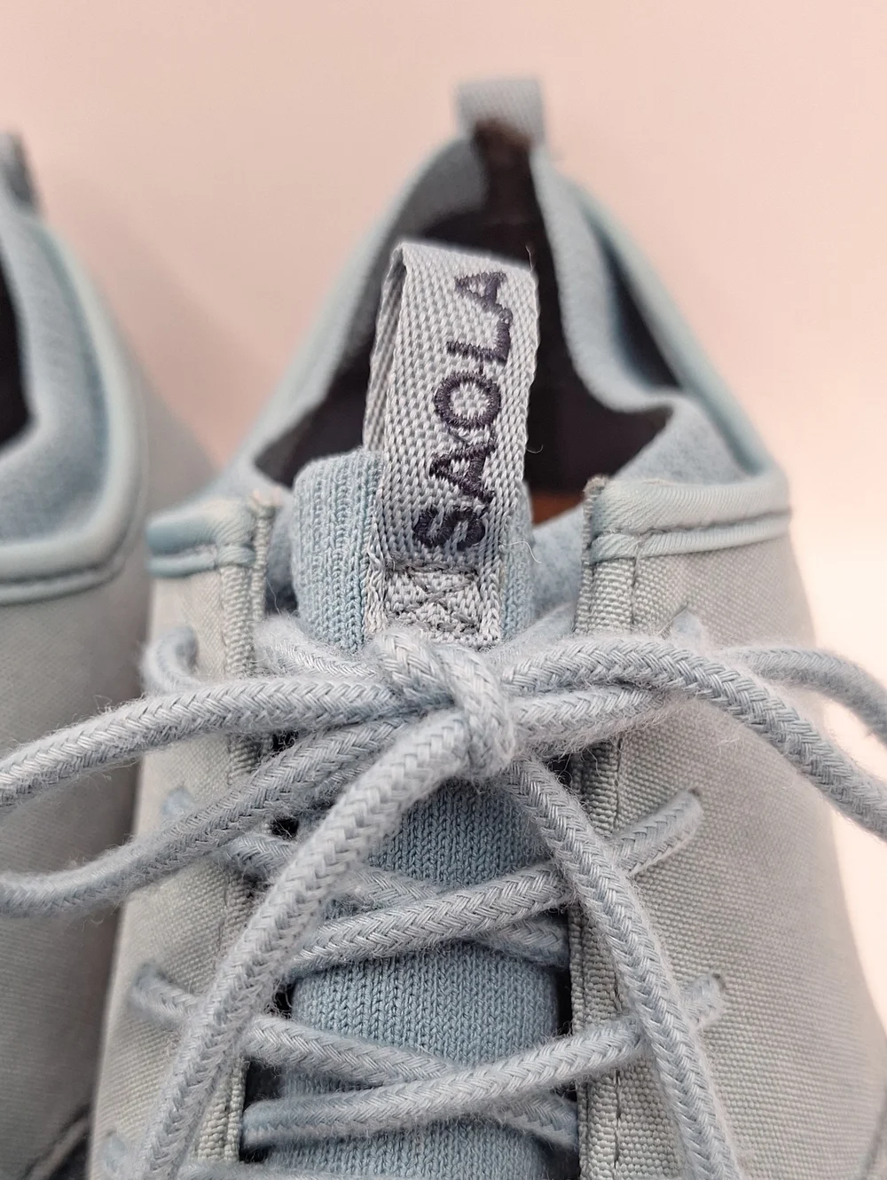 Saola light blue
