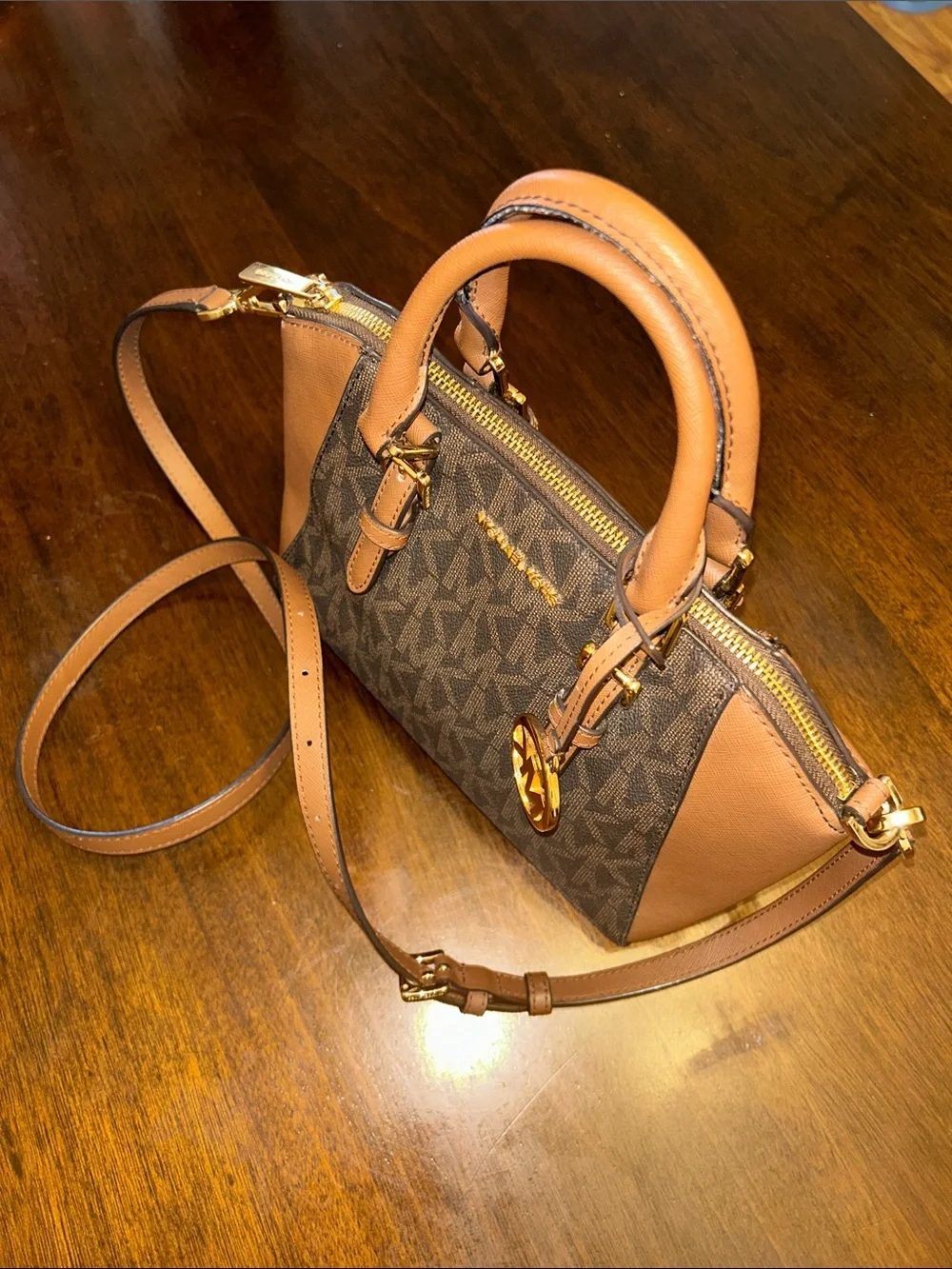 Michael Kors mk signature