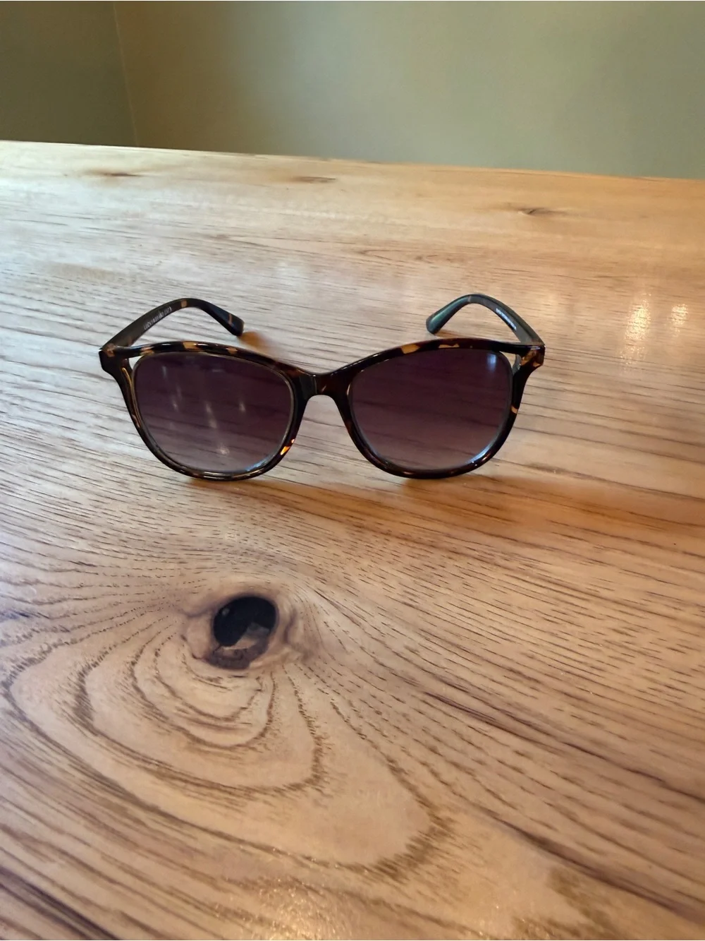 Lucky Brand Tortoise Cat Eye Sunglasses Brown Gradient Lens.