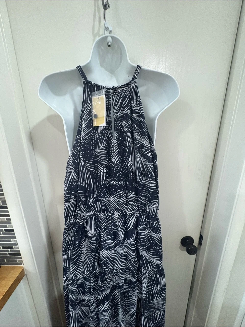 Tropical resort/vacation Sleeveless Palm-Print Maxi Dress in Navy and White