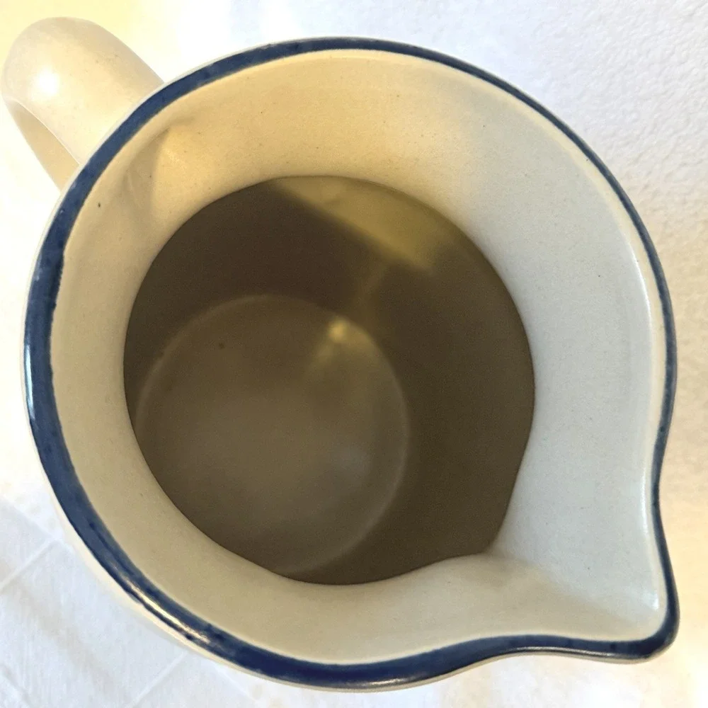 Vtg Pfaltzgraff Yorktowne 64oz Pitcher #416Y  Cream/Blue Accent. Made in USA