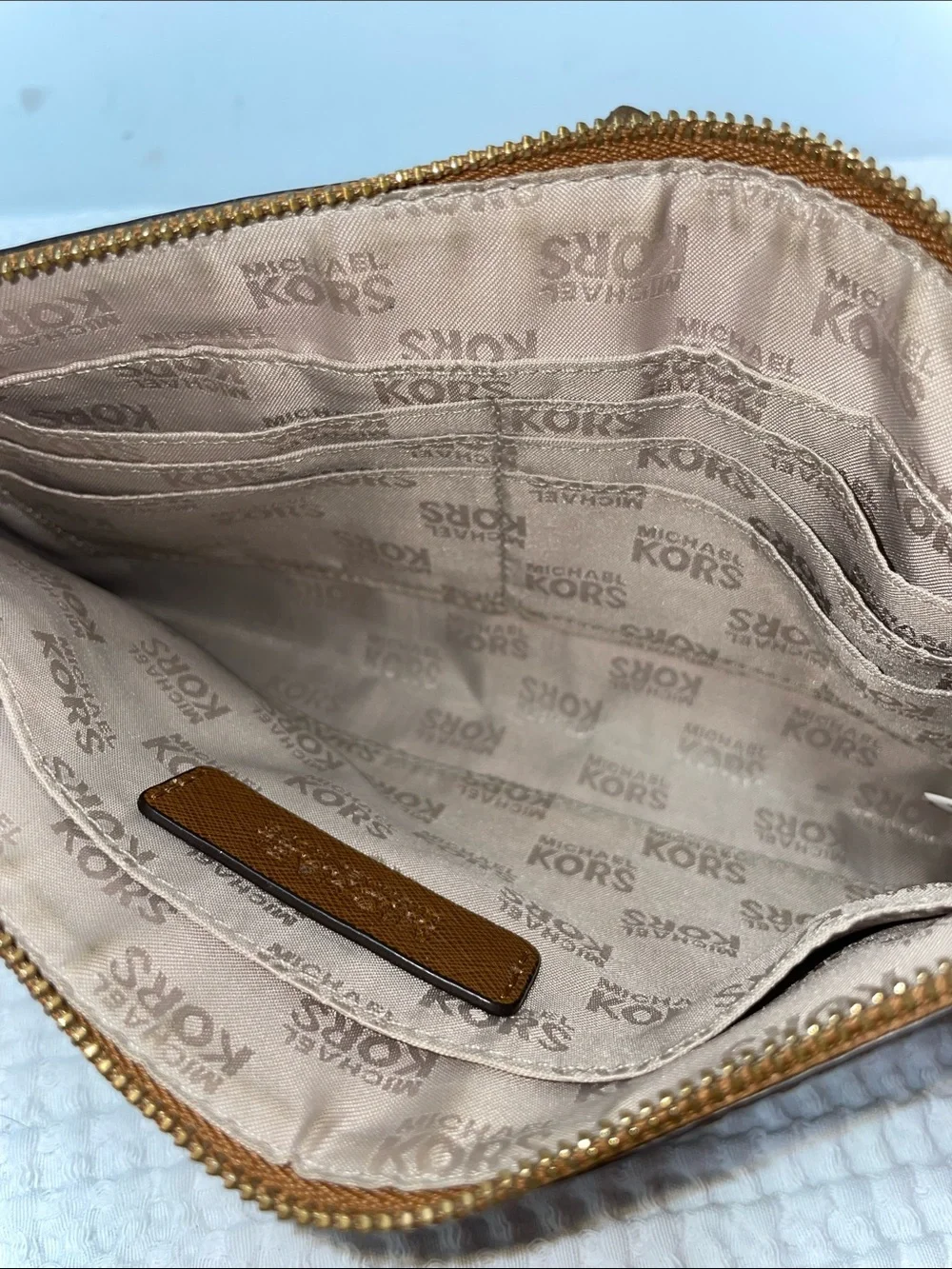 MICHAEL KORS SAFFIANO LEATHER WRISTLET FTL-07-041