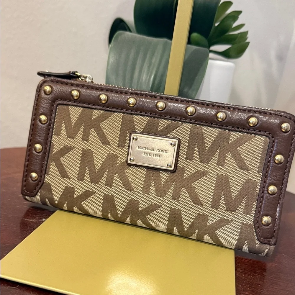 Michael Kors chic wallet