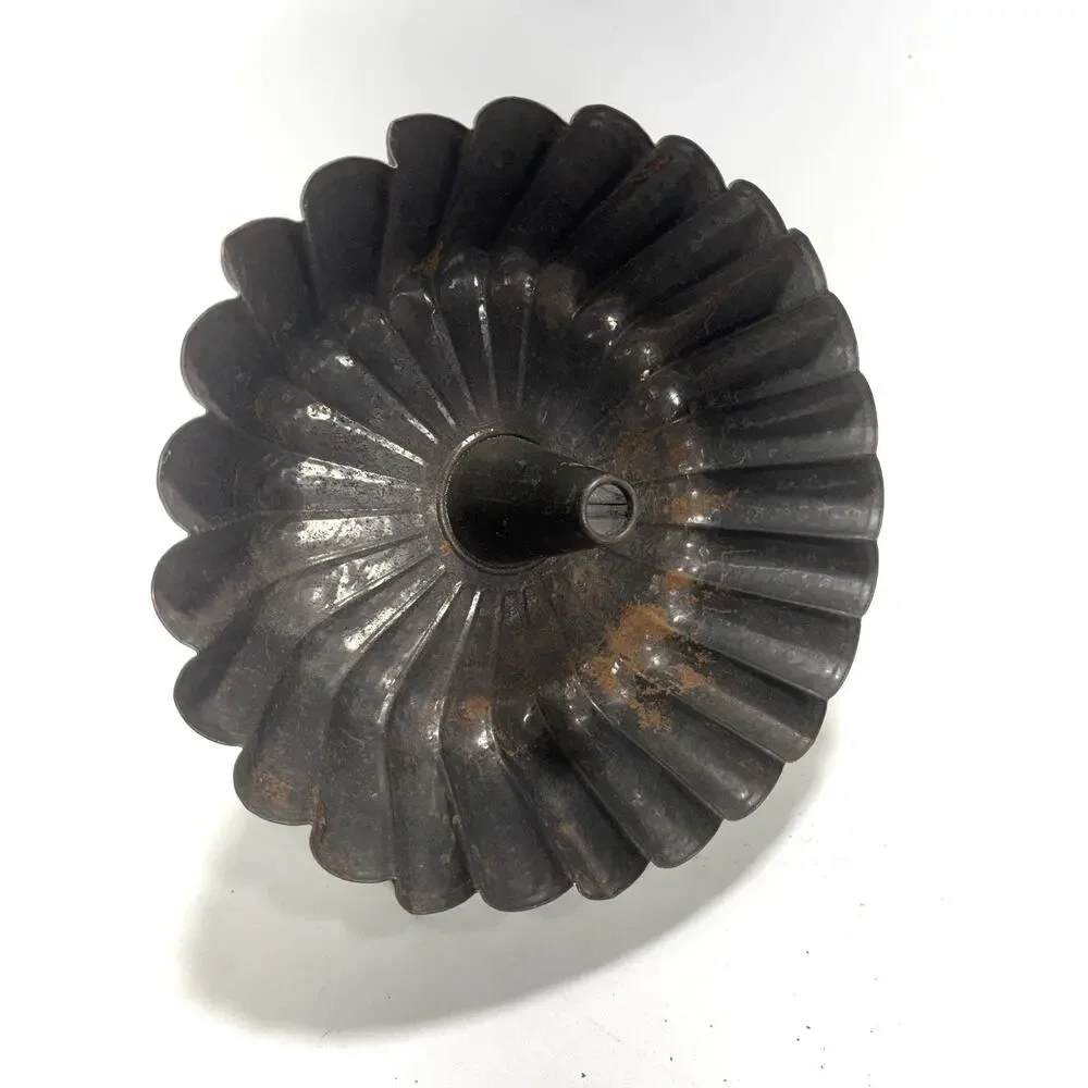 Vintage Fluted Tube Pan Bundt Cake Mold Primitive Farmhouse Bakeware
