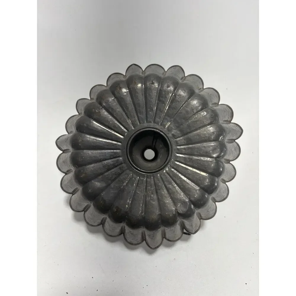Vintage Fluted Tube Pan Bundt Cake Mold Primitive Farmhouse Bakeware