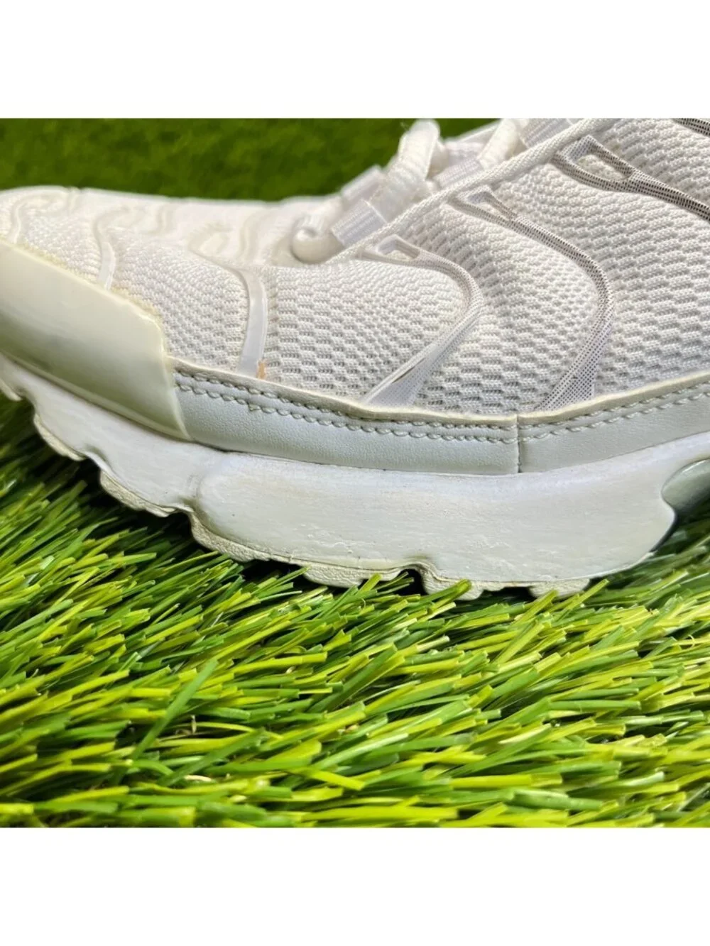 Nike present signs
