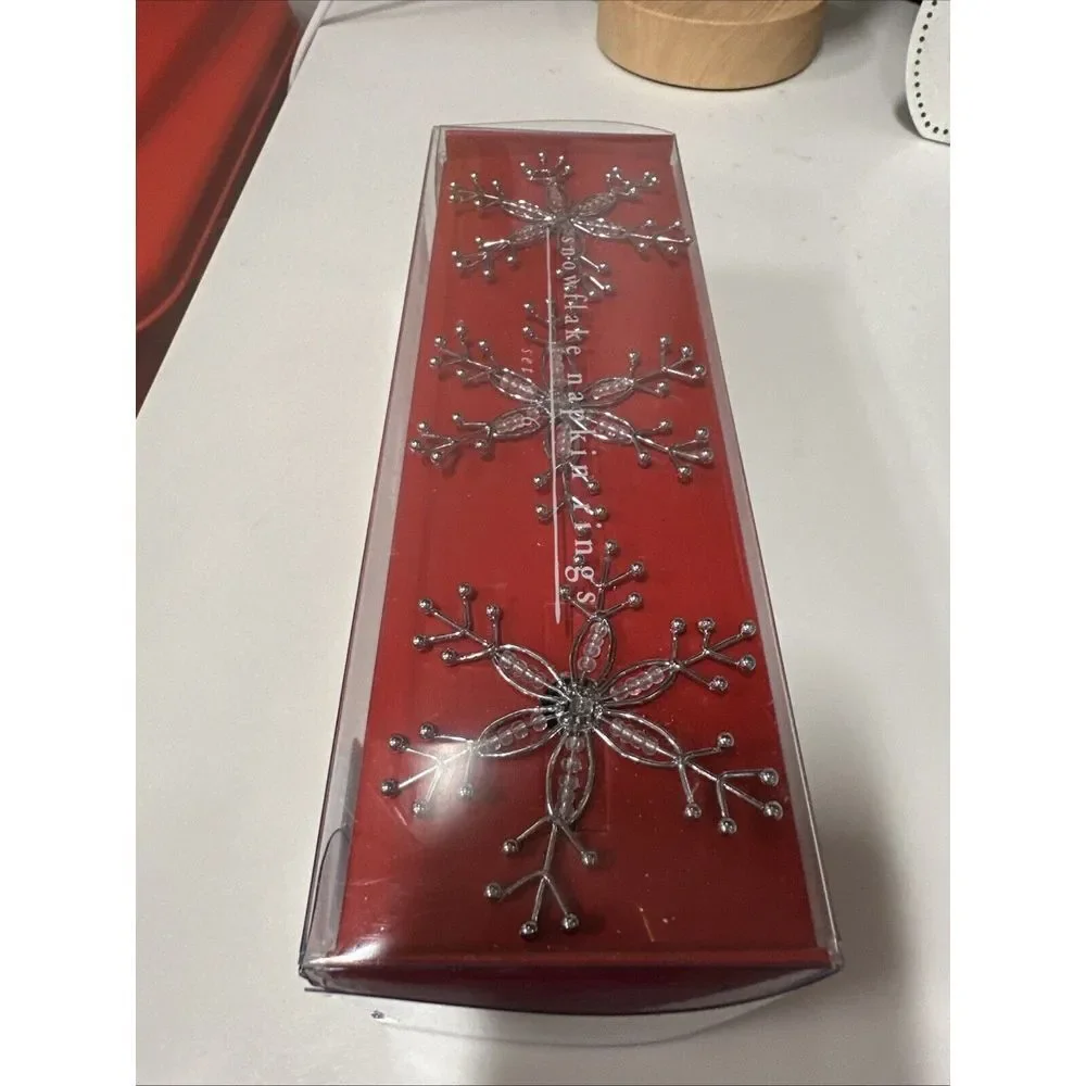 RARE! PIER ONE SET OF 6 SNOWFLAKE DESIGN SILVER TONE NAPKIN RINGS NEW‎ IN BOX
