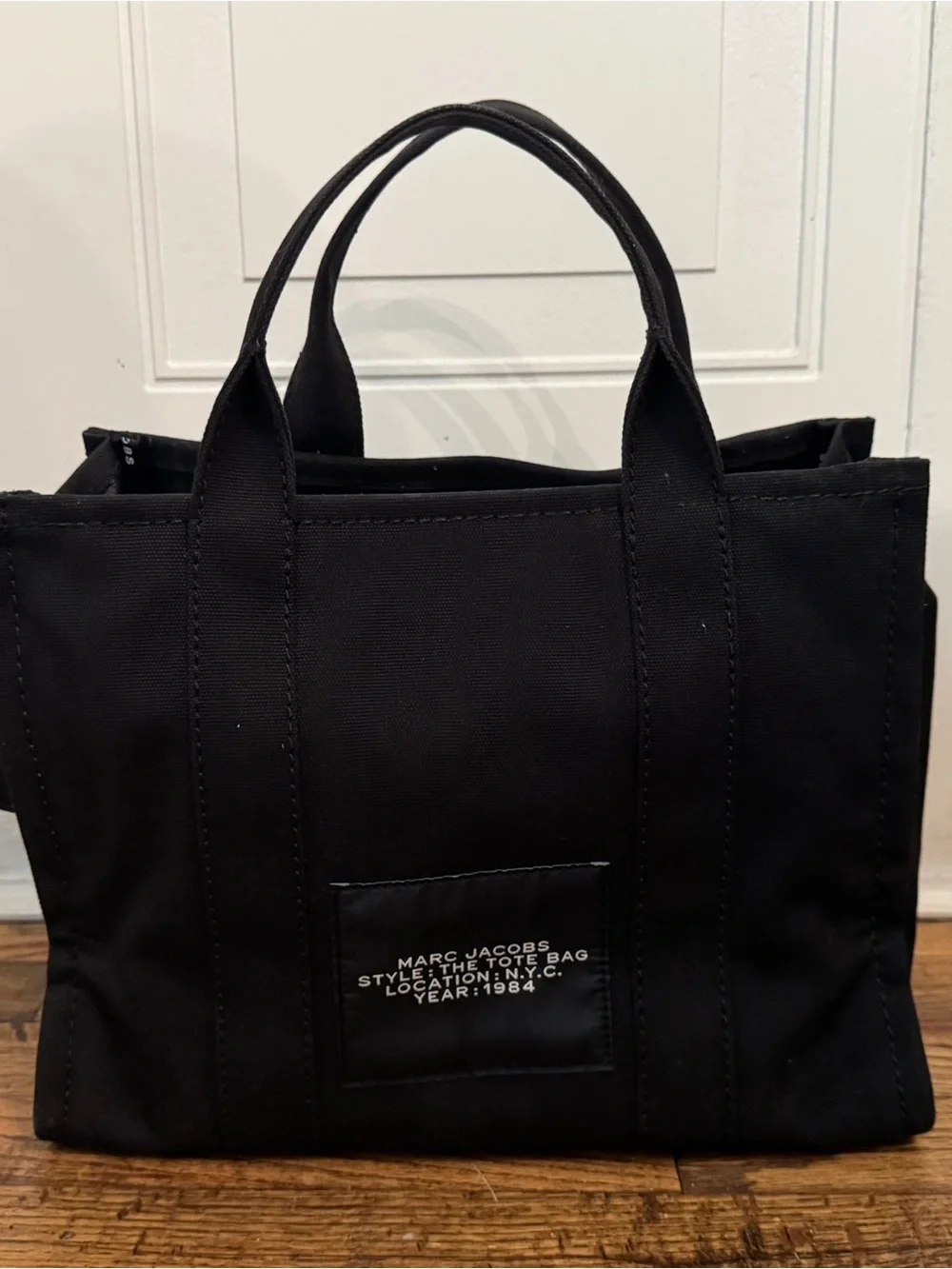Marc Jacobs removable spacious be