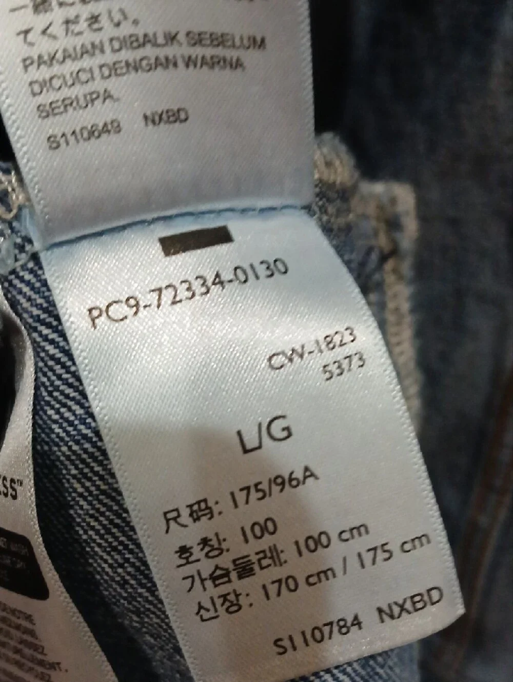 Levis flap adds hand