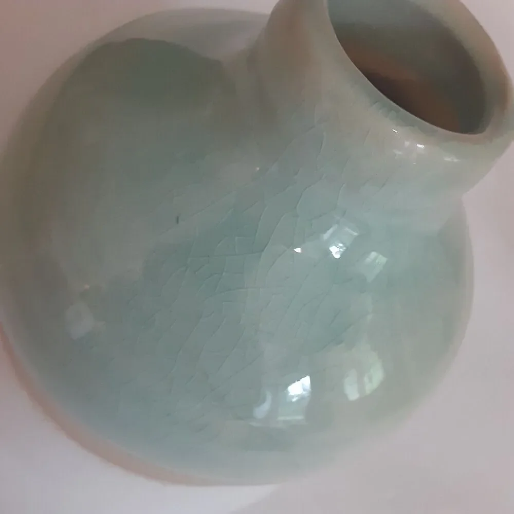 Apropos pottery vase
