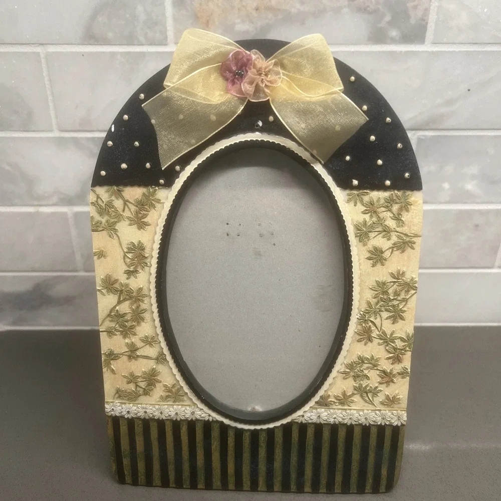 Hobby Lobby Picture Frame 3.5x5 Oval Floral Ribbon Bow Beaded Accent