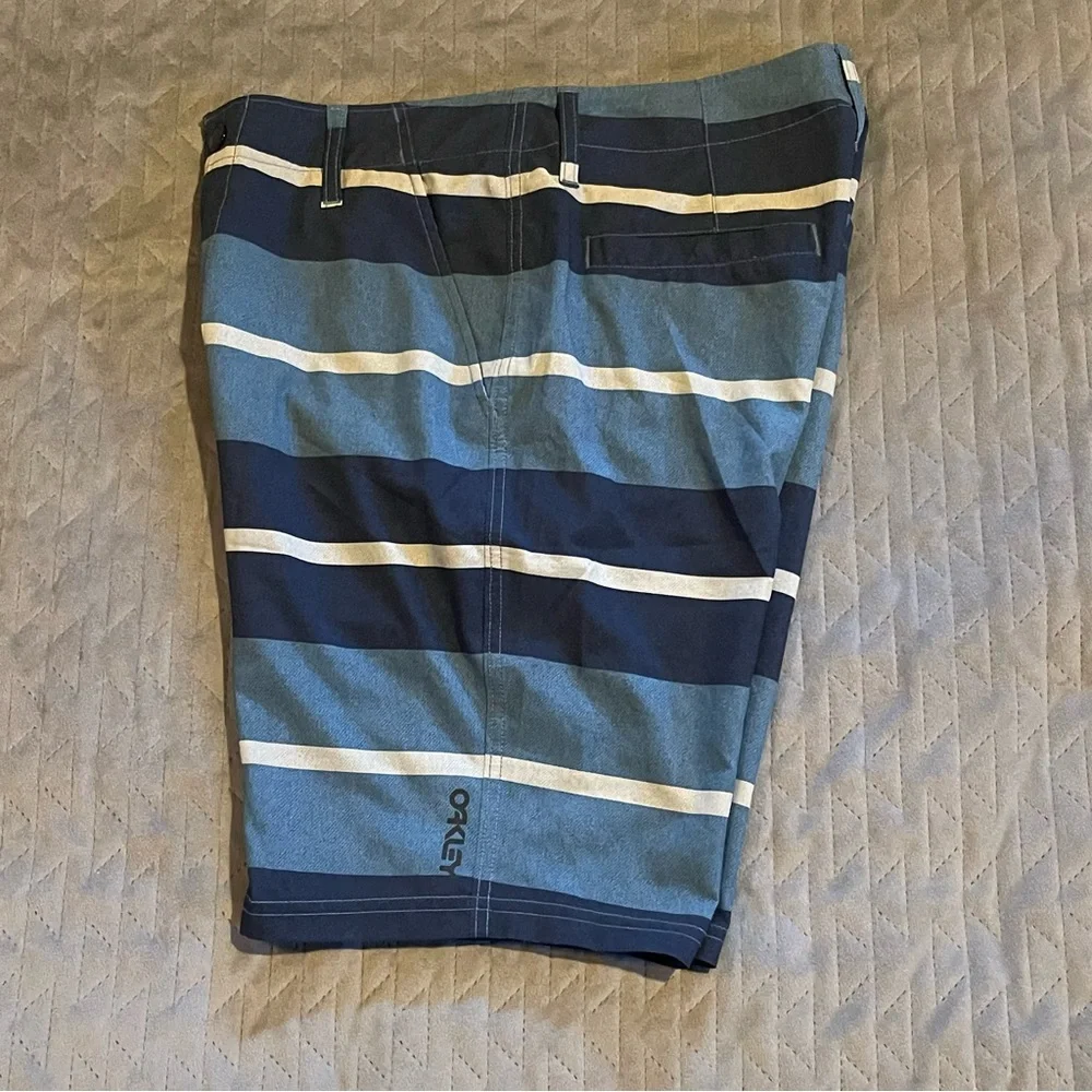 Oakley shorts mens size 30 EUC‎ blue/white