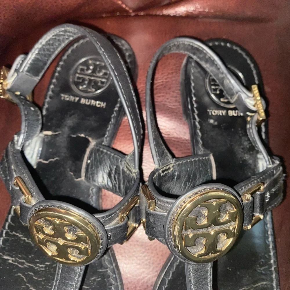 Tory Burch Cassia Black Leather Logo T-Strap Flat Thong Sandals Resortwear 7M