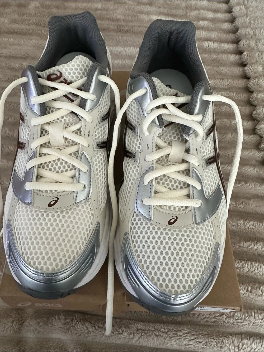 ASICS Men's size 9/10.5 W White and Silver Athletic Sneakers with Brown Accents