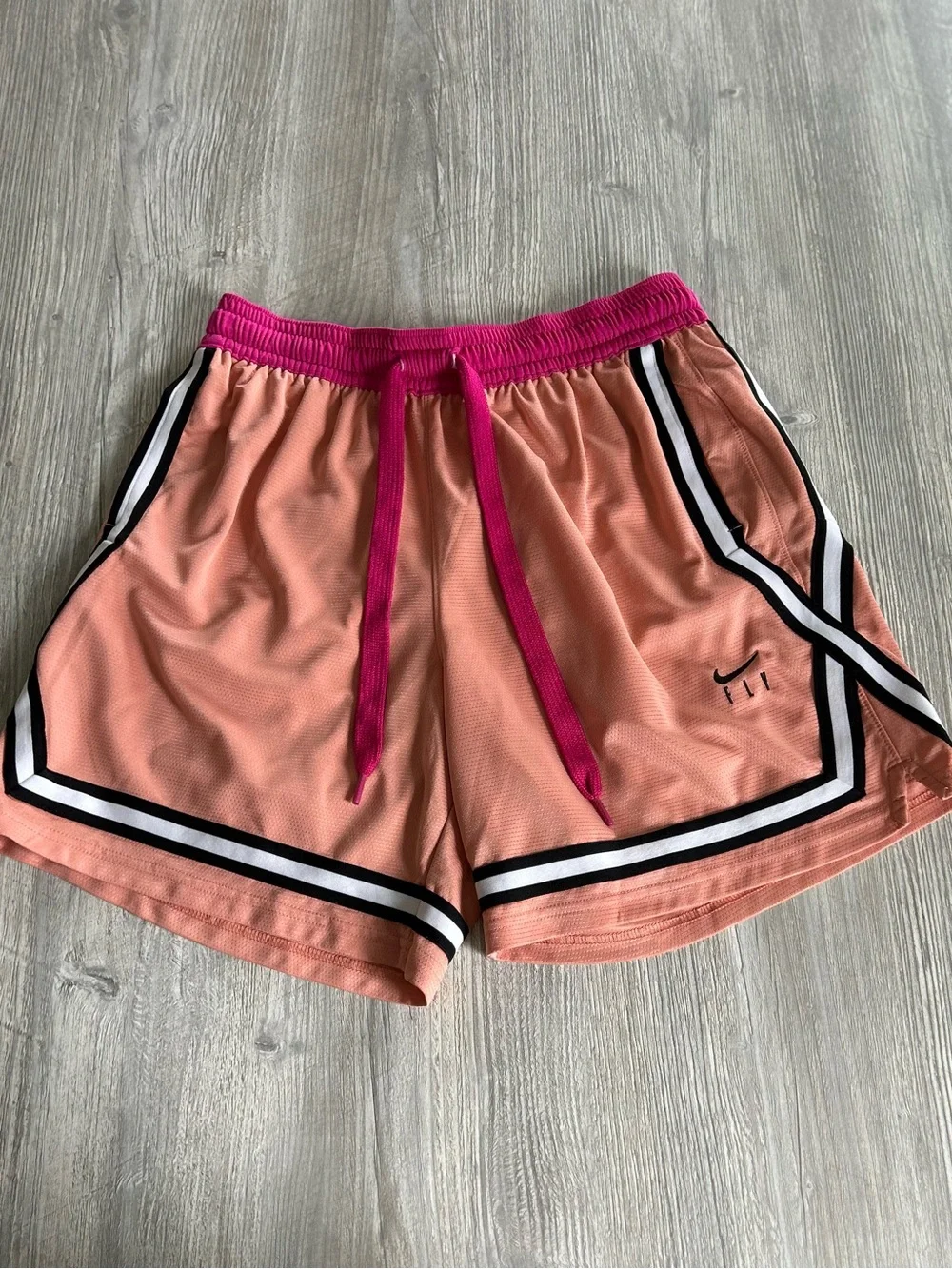 Nike Women's Fly Crossover Basketball Shorts Size Medium in Light Madder Root