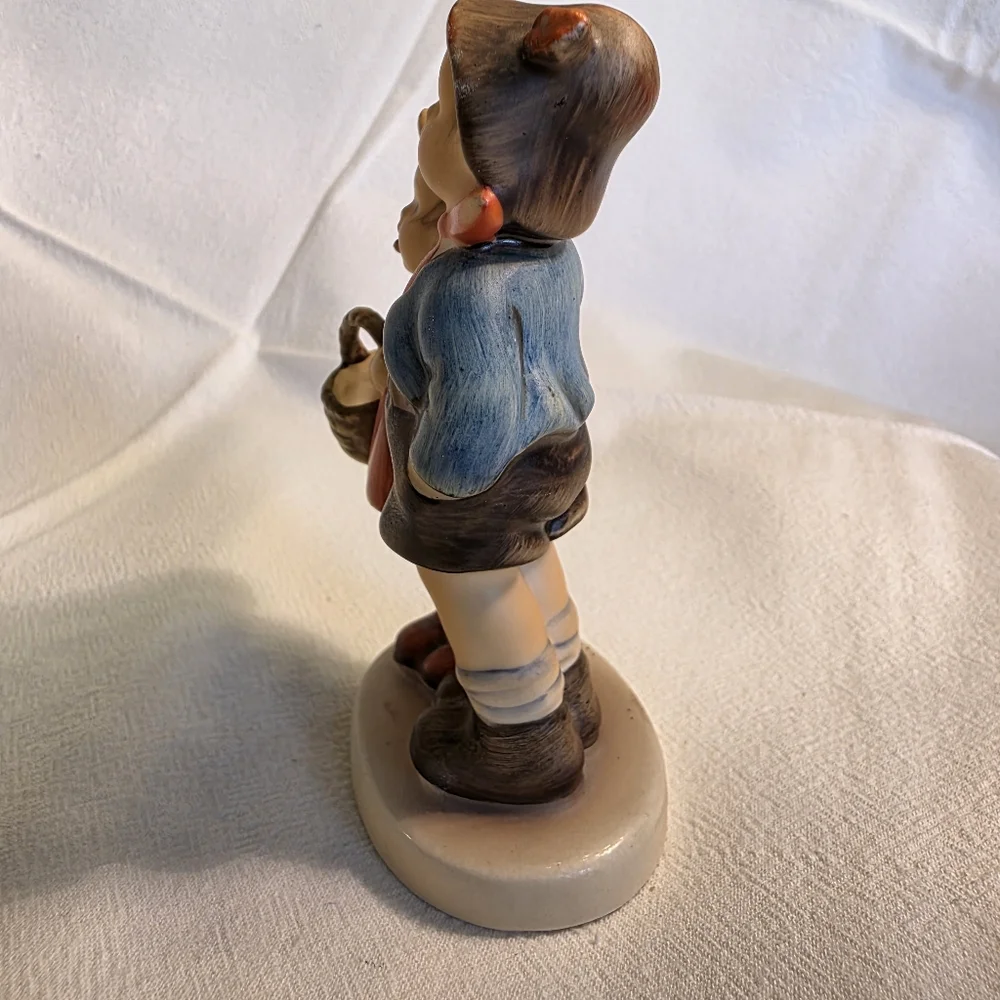 Hummel adorable figurine