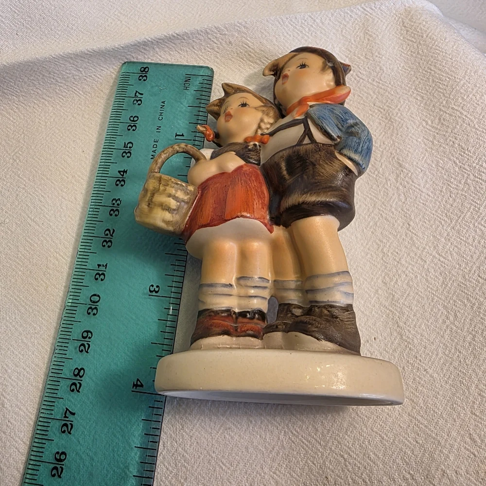 Hummel adorable figurine