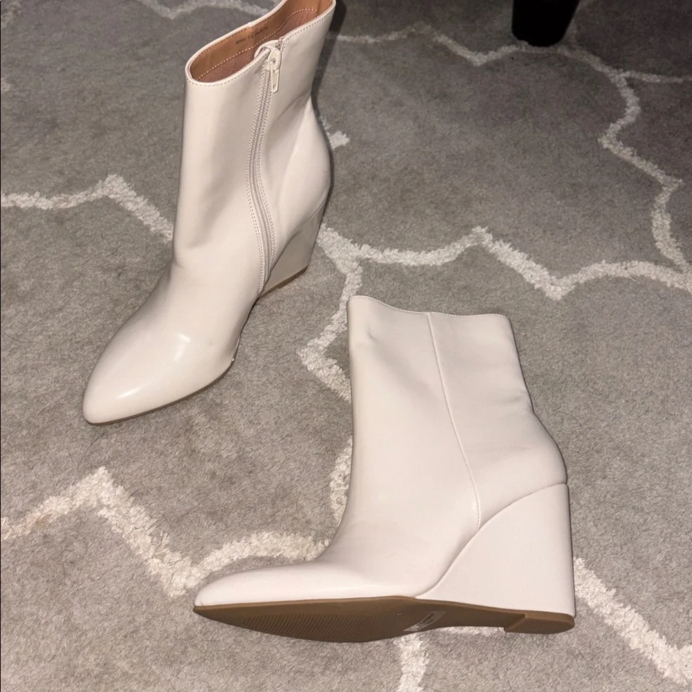 NWOT Dolce Vita Pascal ivory wedge heeled booties Size 7.5
