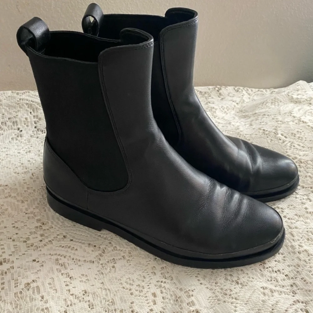 VINCE Black Ryker Leather Ankle Chelsea Boots with Elastic Panels