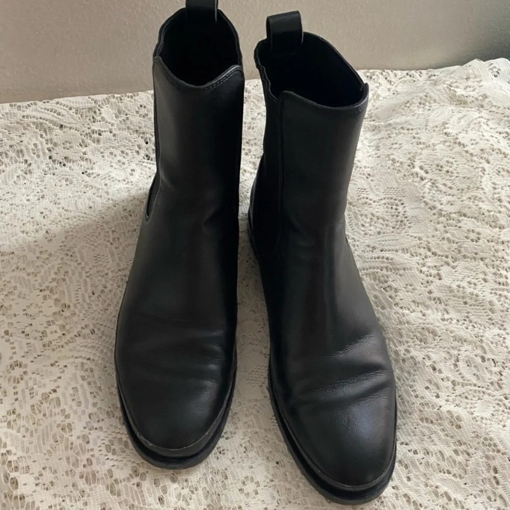 VINCE Black Ryker Leather Ankle Chelsea Boots with Elastic Panels