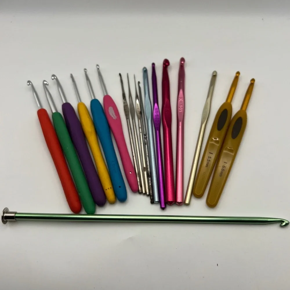 Crochet Hook Lot of 18 Mixed Sizes and Brands Crafting DIY Fiber Art VTG